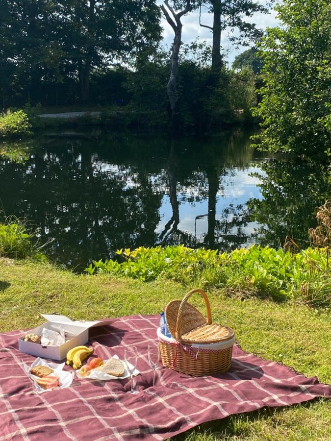 The Shepherd'S Hut - Wild Escapes Wrenbury Off Grid Glamping - Ages 12 And Over Baddiley Εξωτερικό φωτογραφία