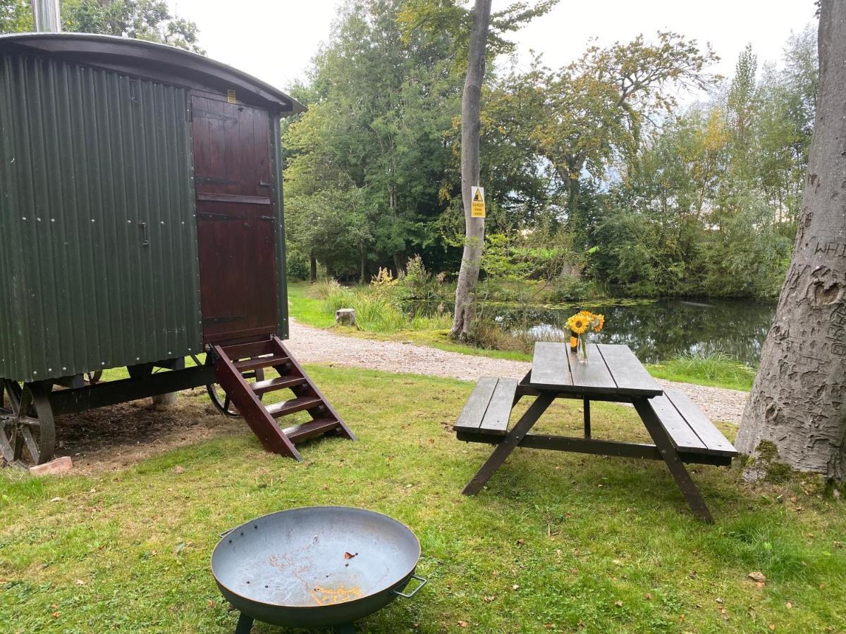 The Shepherd'S Hut - Wild Escapes Wrenbury Off Grid Glamping - Ages 12 And Over Baddiley Εξωτερικό φωτογραφία